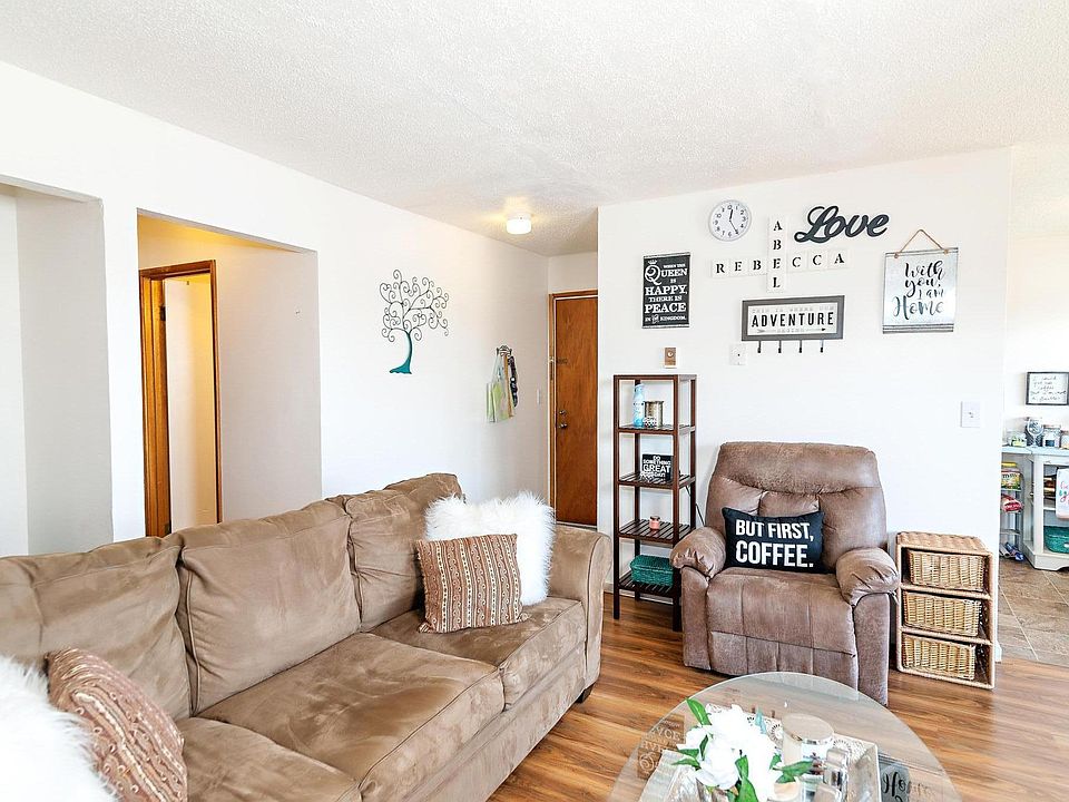 Large Livingroom with access to covered patio