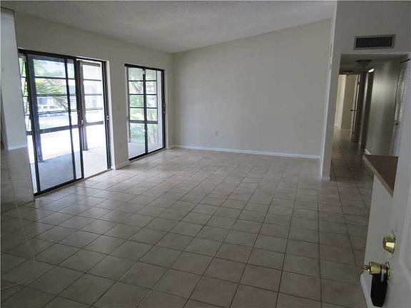 5th image of 907 NE 199th St APT 201