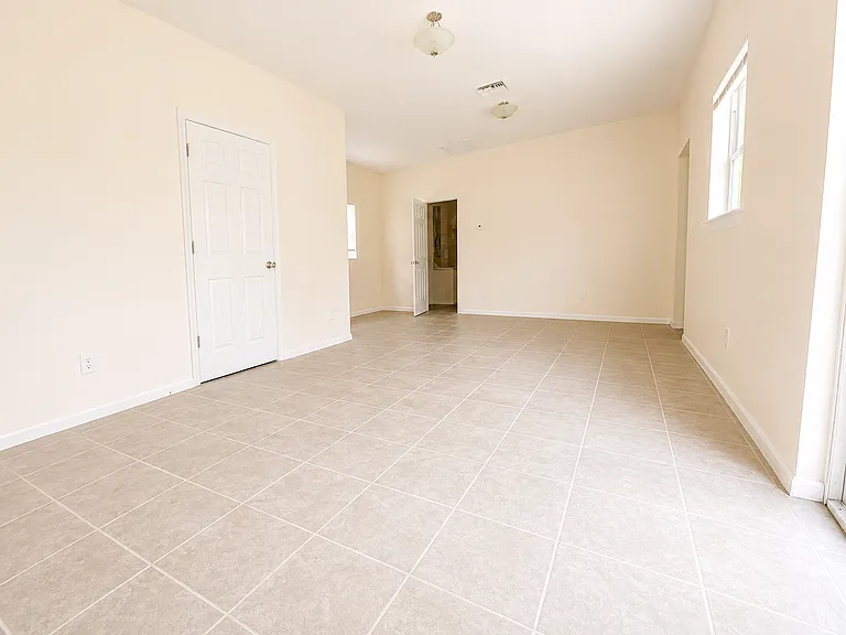 1070 Lee Ave — Photo 3