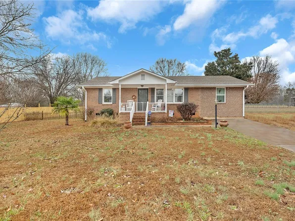 104 Brady Cir, Starr, SC 29684