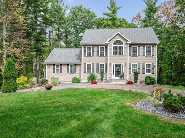 221 Hampstead St, Methuen, MA 01844