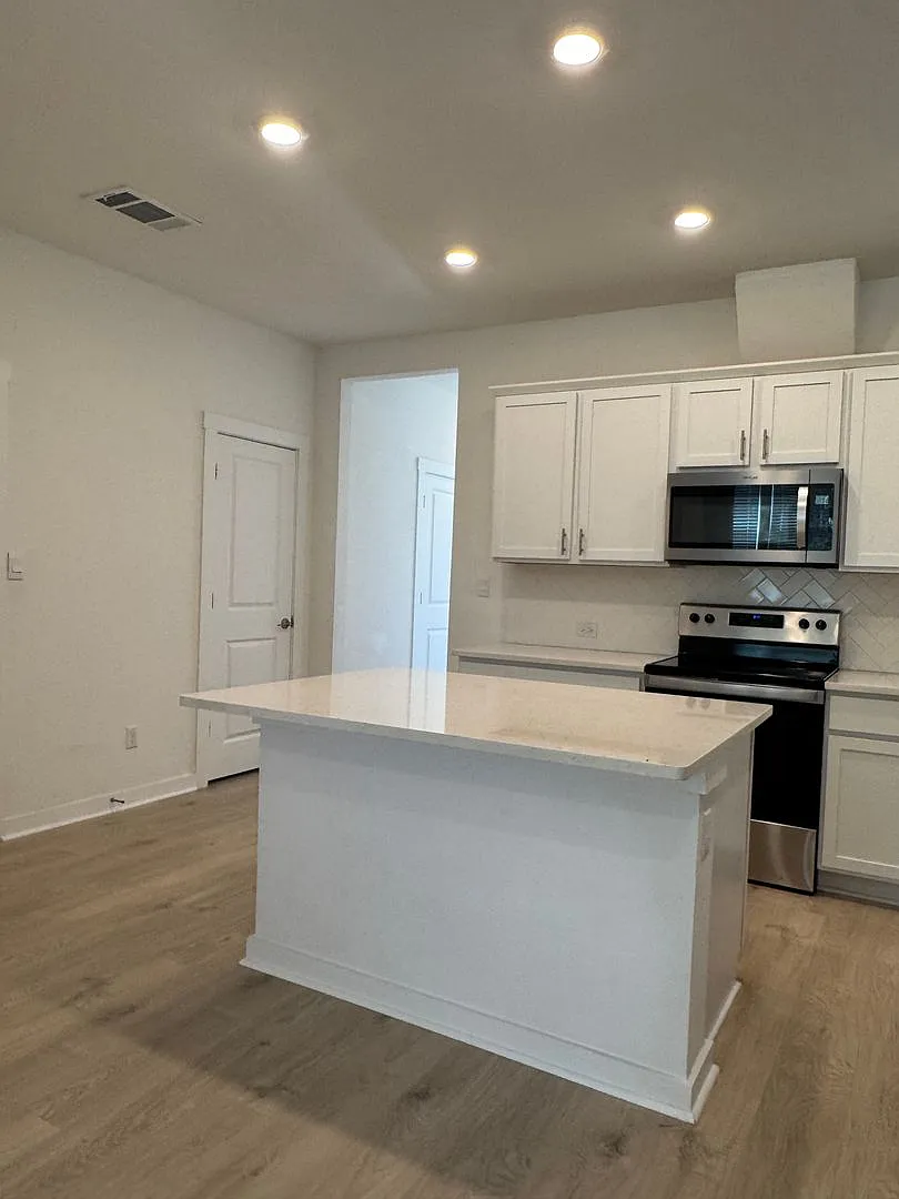 4 BR/2.5BA | Single Family Home | 1-Car Garage Parking | Fenced backyard — Photo 4