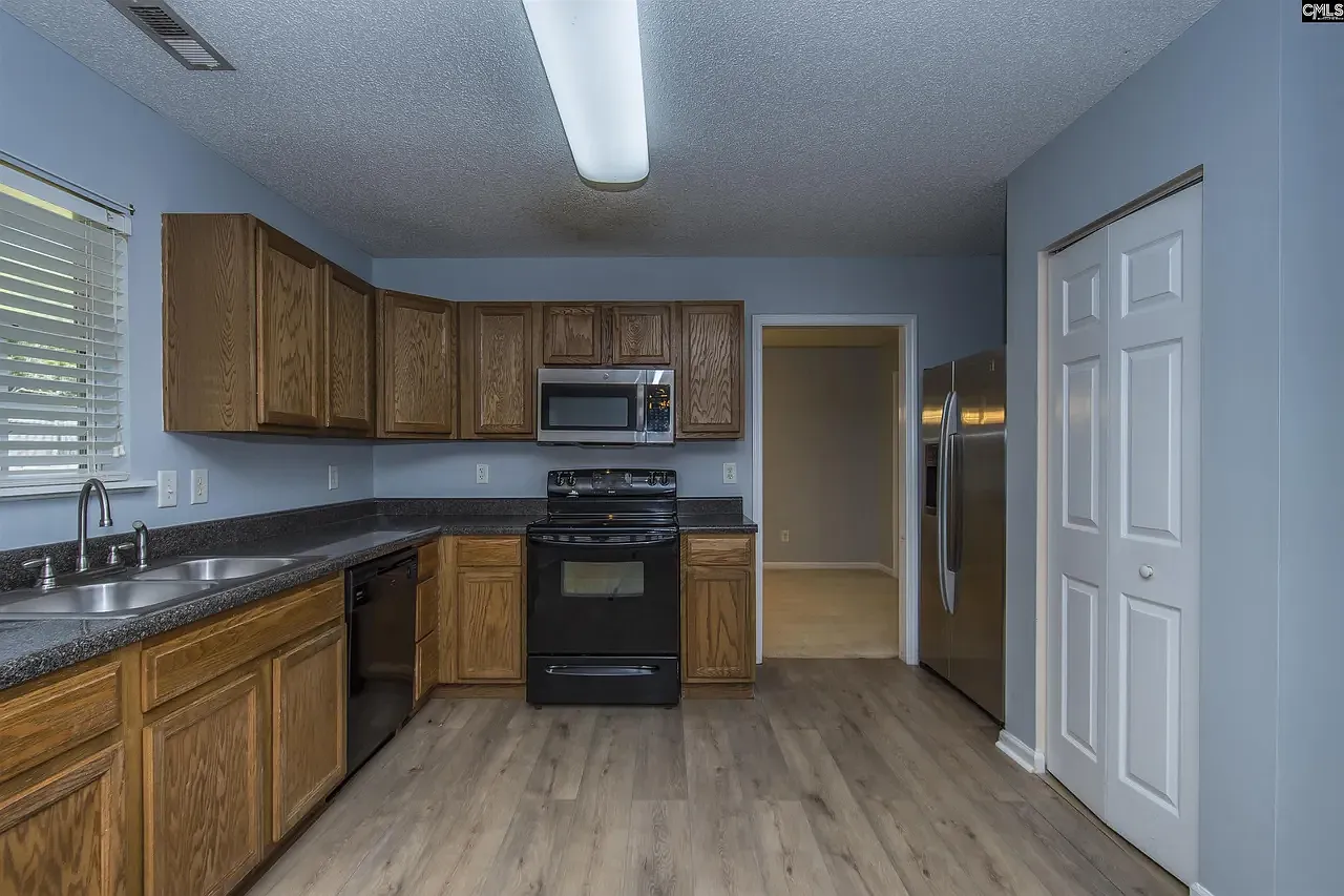5 bed, 2188 sqft, $1,925 — Photo 2