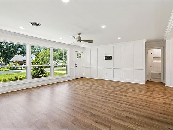 3rd image of 220 E 8th Ave
