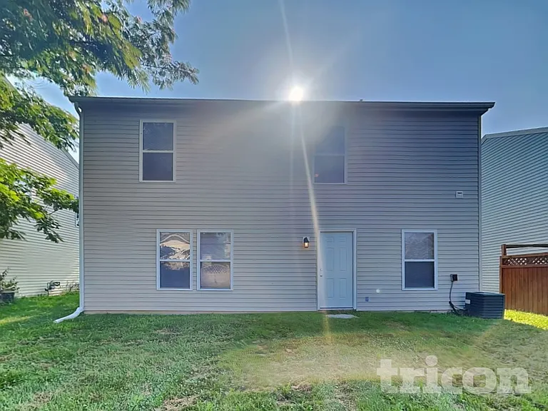 2168 Olympia Dr — Photo 17