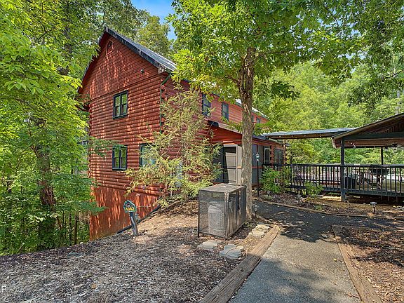 4th image of 852 Bear Run Way