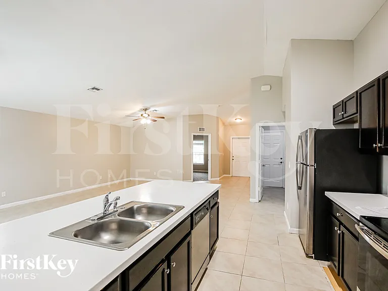 931 SE Thornhill Dr — Photo 6