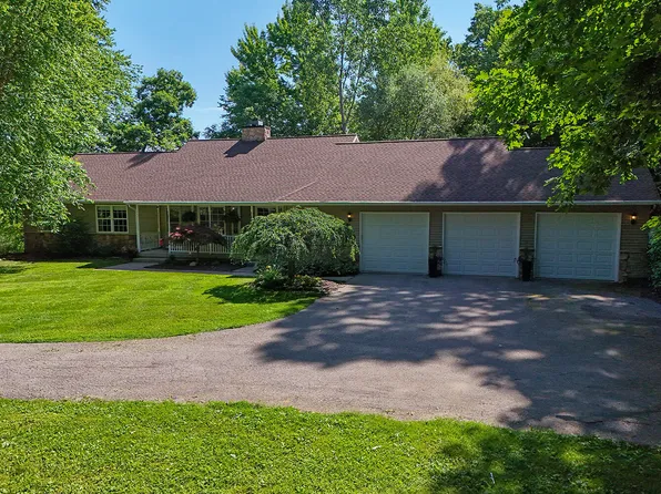 3100 Natures Place Dr SE, Lowell, MI 49331