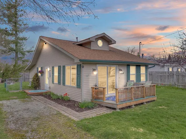 220 Oliver Dr, Houghton Lake, MI 48629