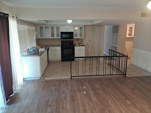 3rd image of 2914 Pinewood Dr