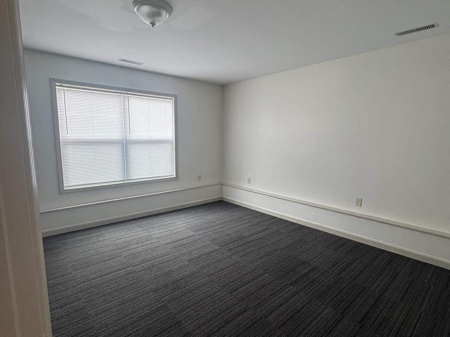 3 bed, 1200 sqft, $1,433 — Photo 4