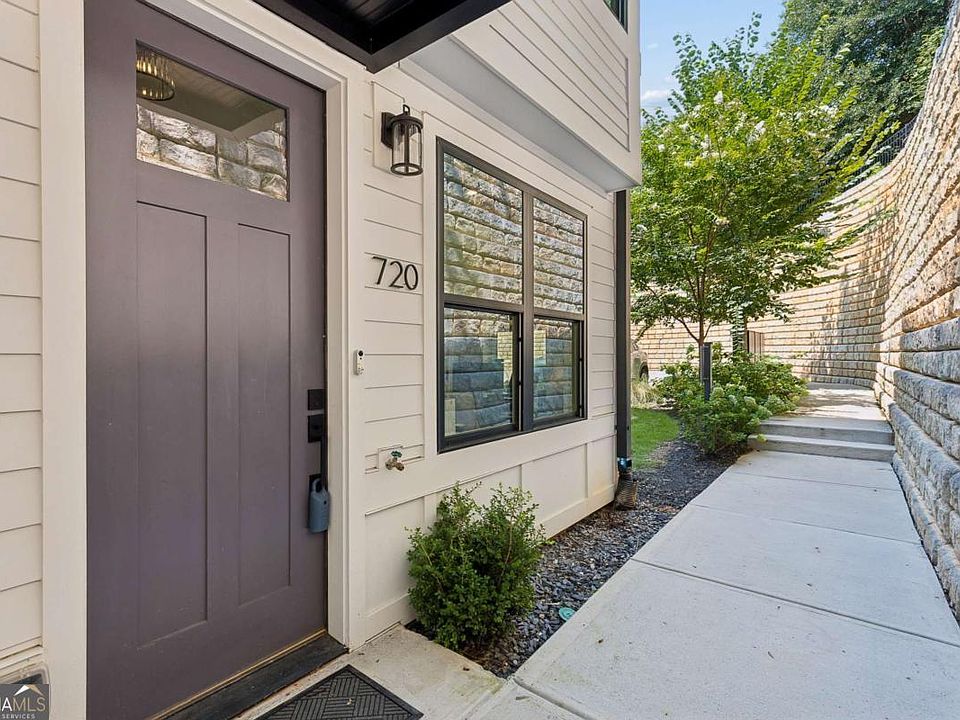 1st image of 720 Eloise Way SE