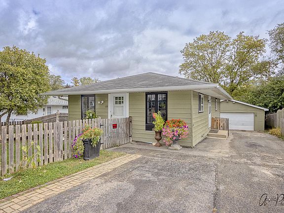 2nd image of 1221 Barberry Ln