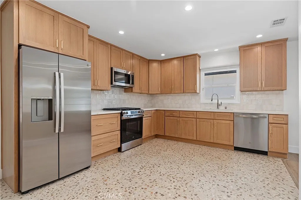 3 bed, 986 sqft, $5,200 — Photo 3