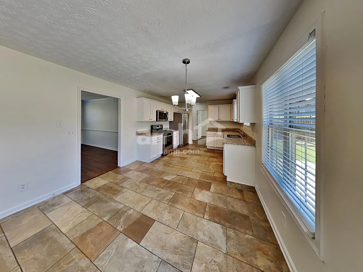 4 bed, 2.5 bath, 2699 sqft, $2,395 — Photo 4