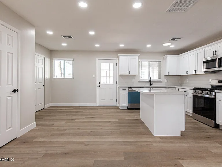 818 W Elna Rae St — Photo 10