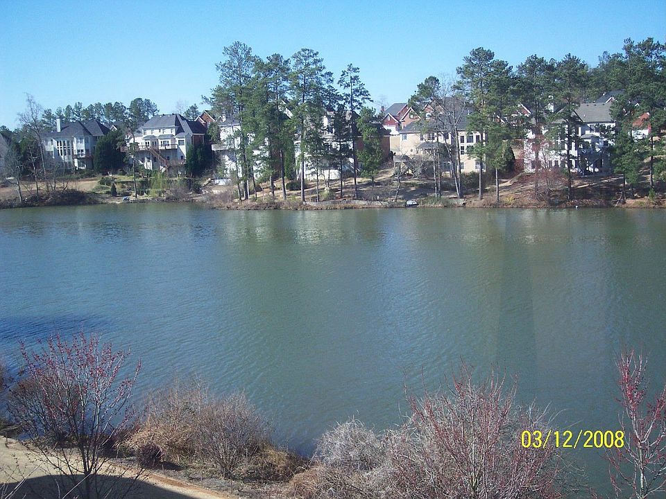 Wake up to lake views!