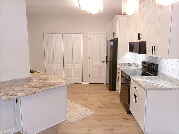 4th image of 824 Oak Springs Ct