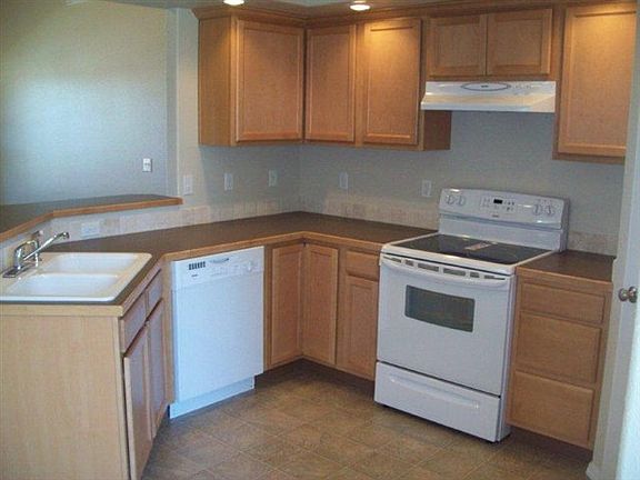 4th image of 665 SW Lago