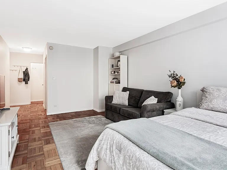 430 W 34th St #12J — Photo 3