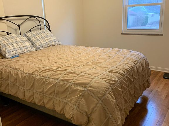 Large bedroom w/double closets