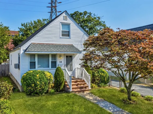 38 Wescott St, Inwood, NY 11096