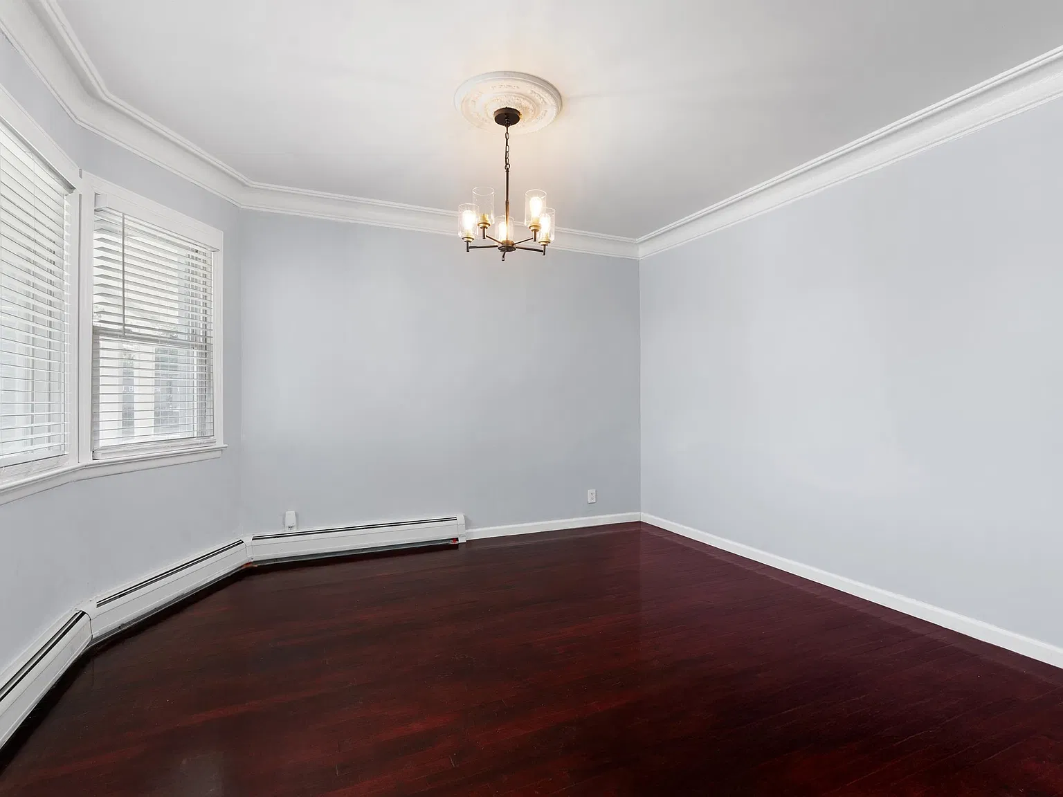 3 bed, 1.0 bath, 1100 sqft, $2,000 — Photo 2