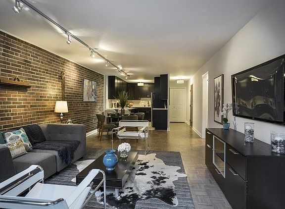 3rd image of 644 W Arlington Pl APT 1C
