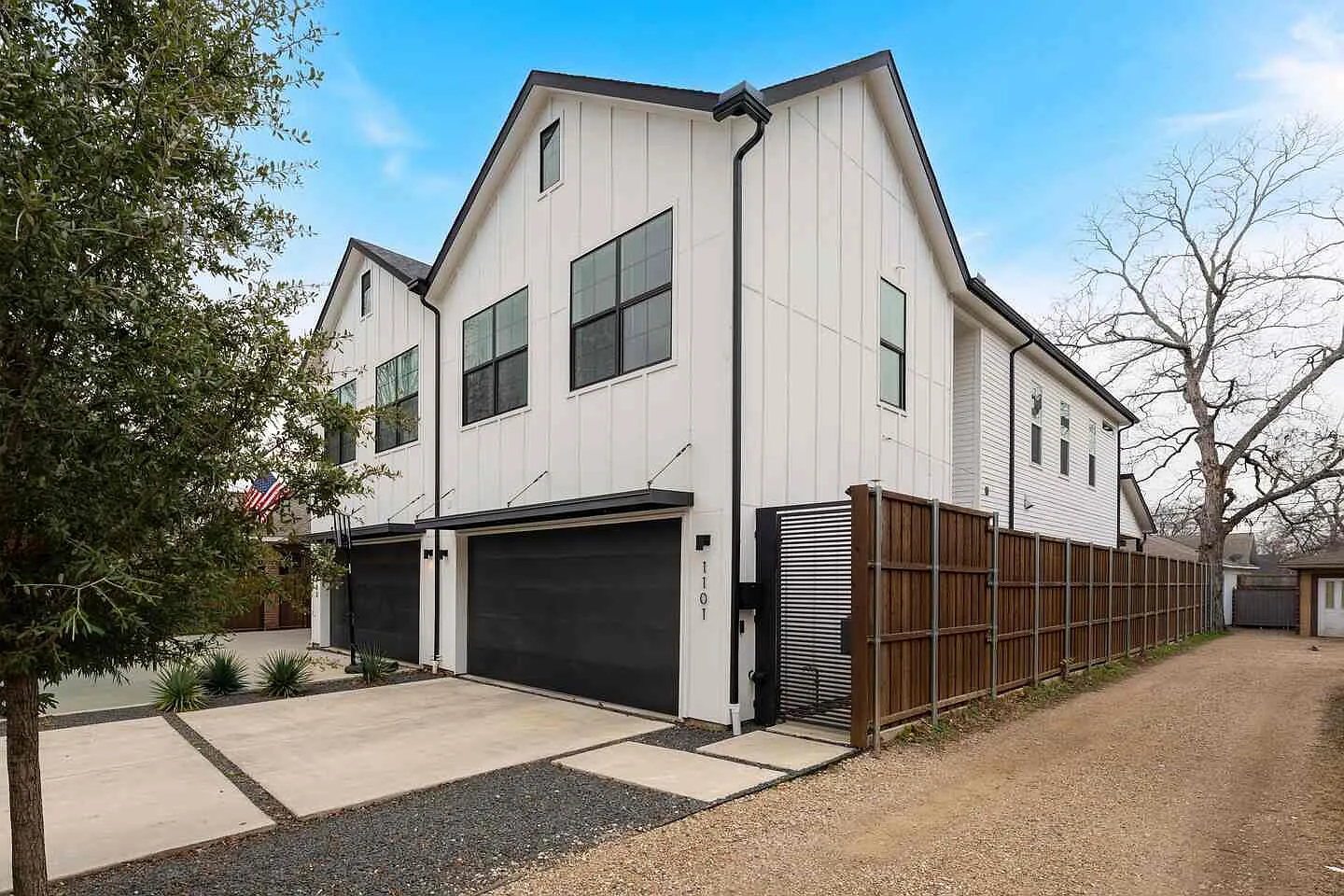 3 bed, 2.5 bath, 2151 sqft, $3,950 — Photo 1