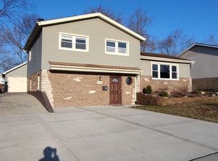 9044 Oakwood Dr, Hickory Hills, IL