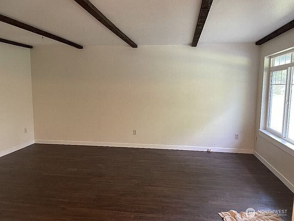 4th image of 102 Garden Hill Road W