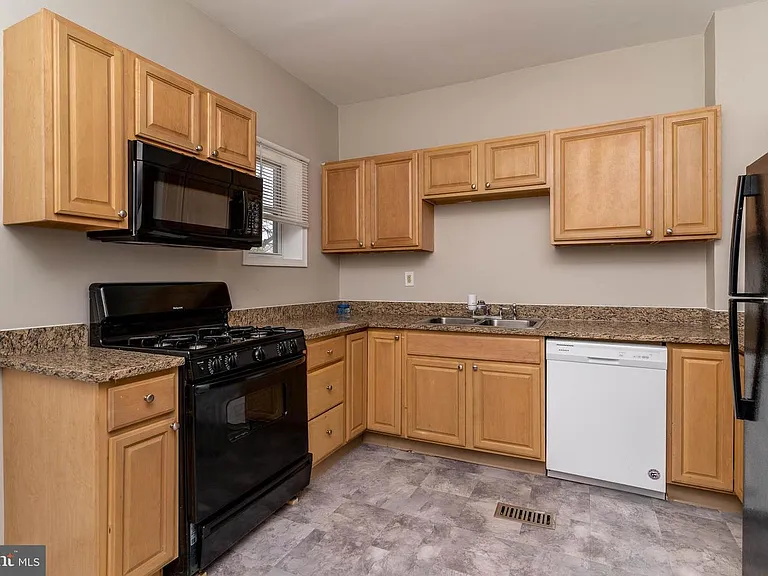 551 E 38th St #1 — Photo 6