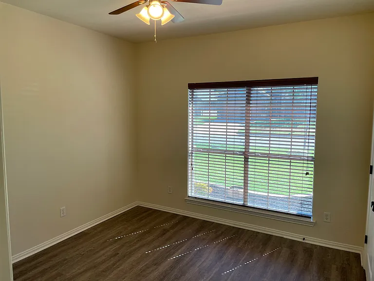 1414 Lauren Ln — Photo 8