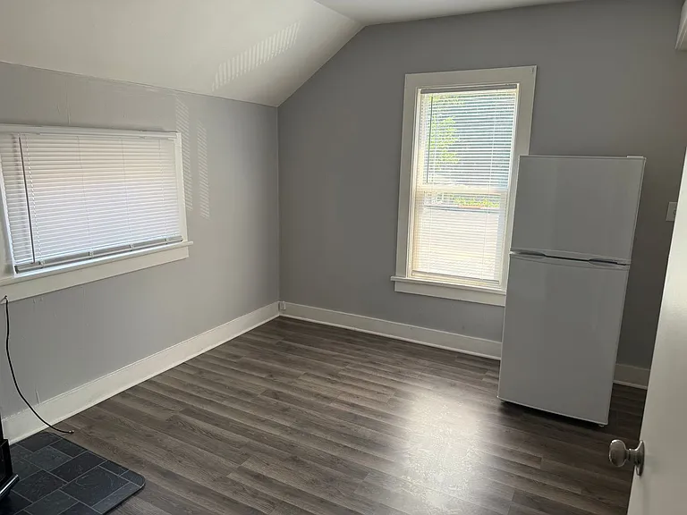 1106 Gillette St — Photo 2