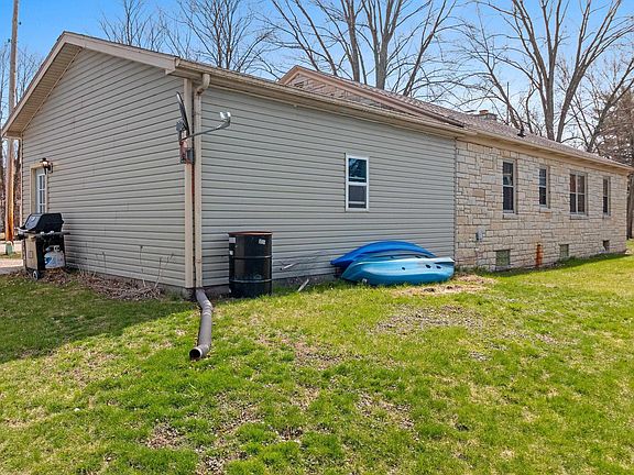 3rd image of 1107 Grosse Rd