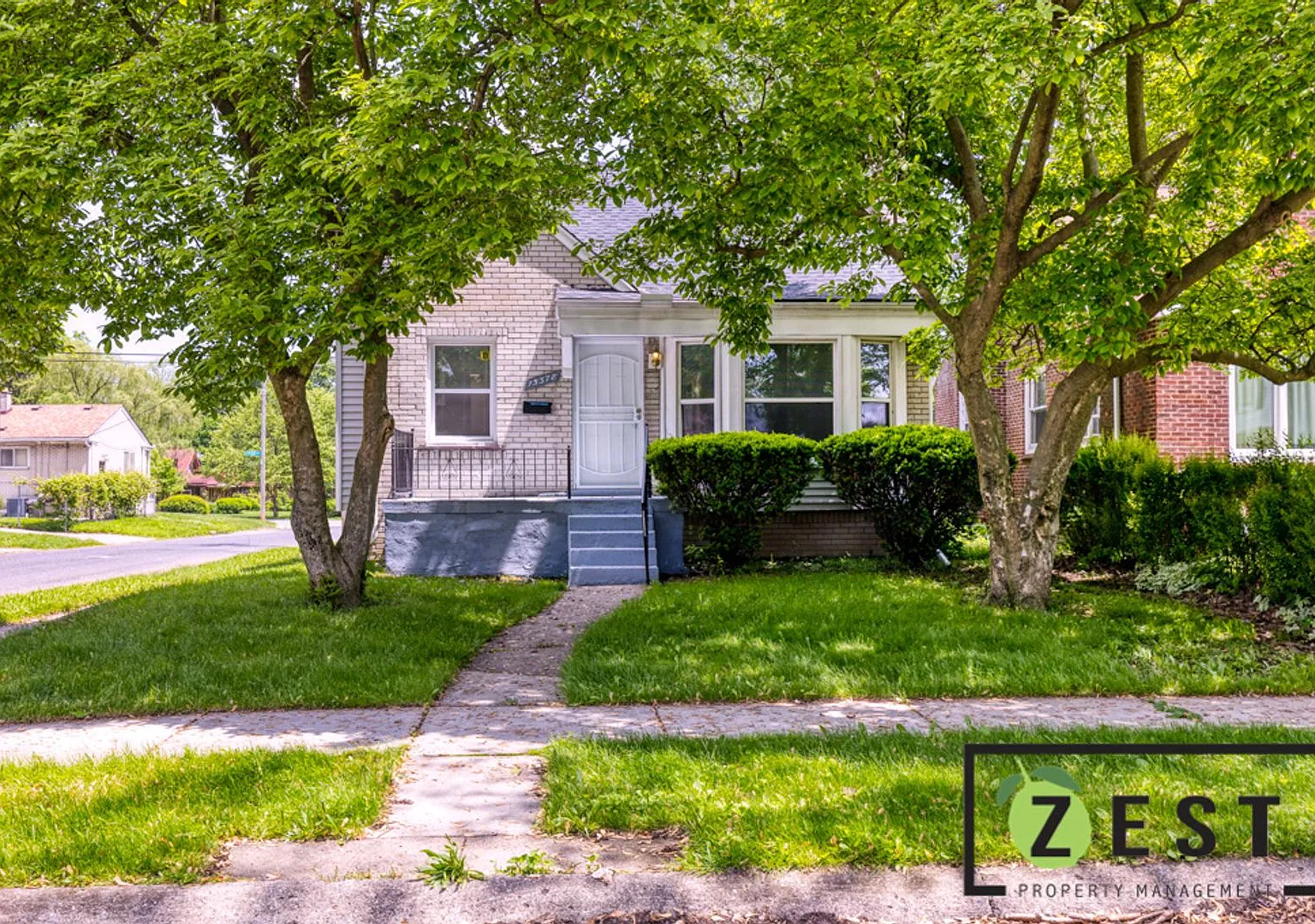 Amazing 3bed 1bath Brick Bungalow — Photo 1