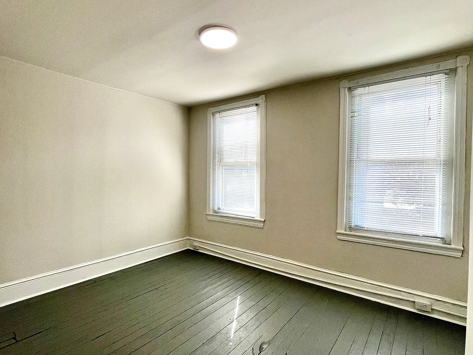 2 bed, 700 sqft, $1,300 — Photo 2