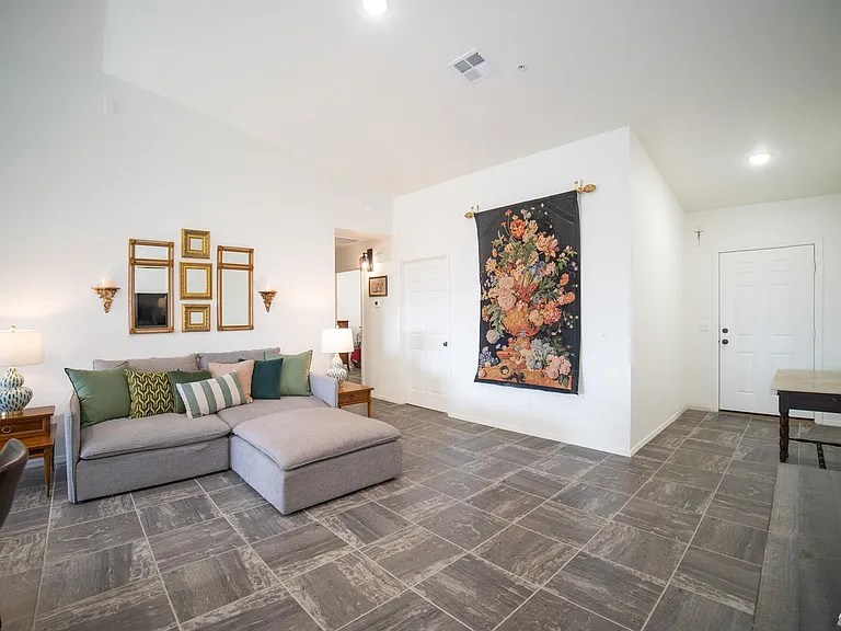 3839 S Desert Sky Dr — Photo 2