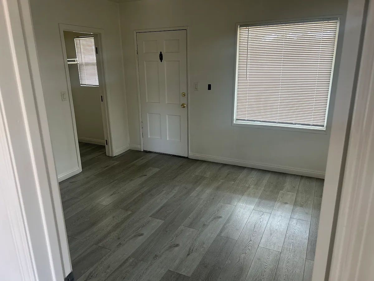 Building Photo - 402 Orange Ave #2B