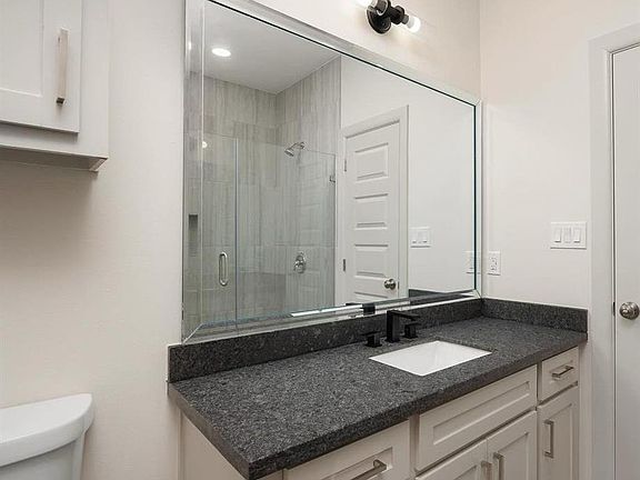 4th image of 5801 Ozark Ave #3