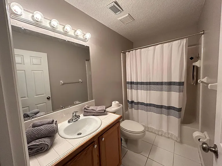 Bathroom (upstairs)