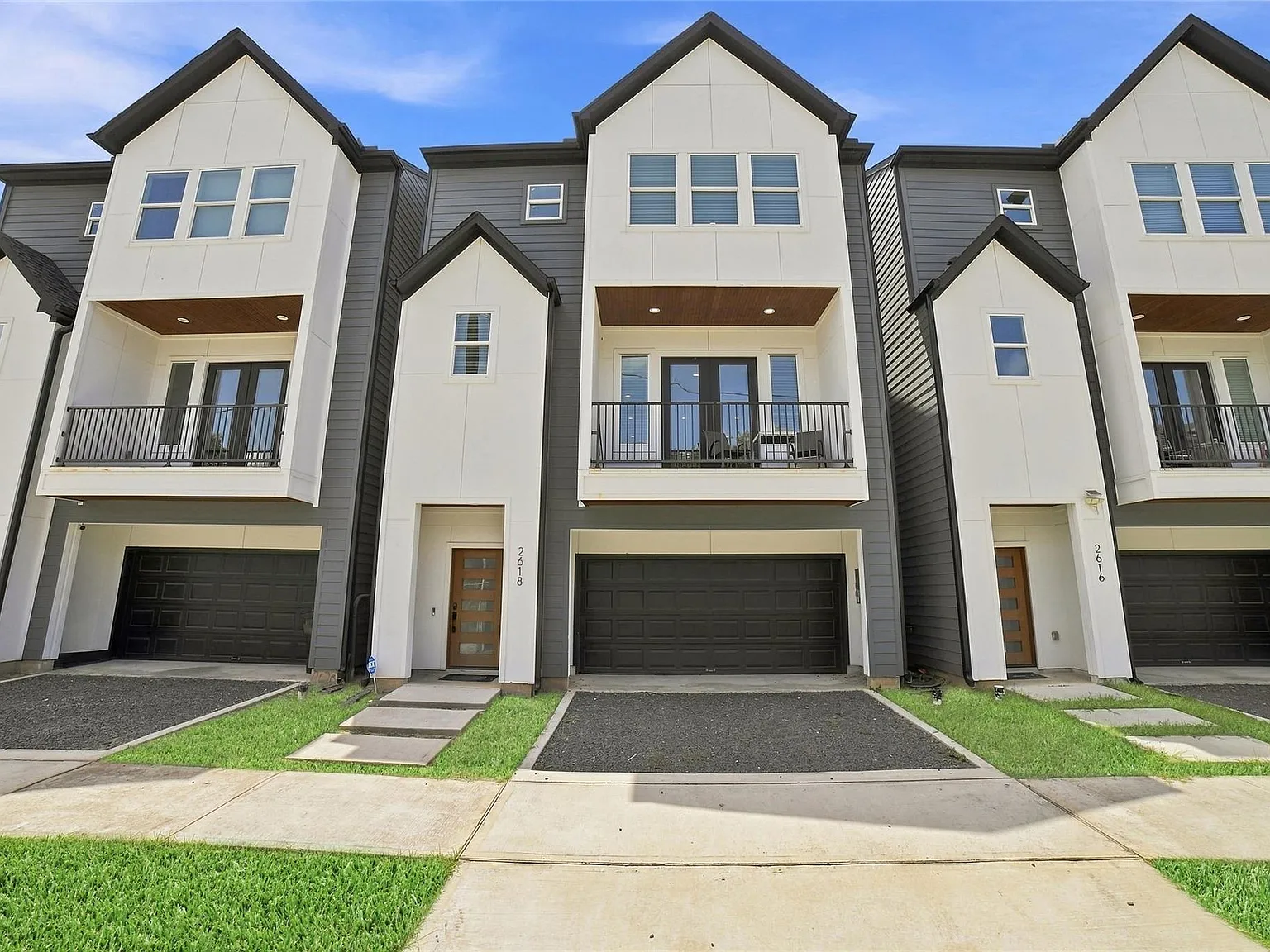3 bed, 3.5 bath, 2274 sqft, $3,200 — Photo 1