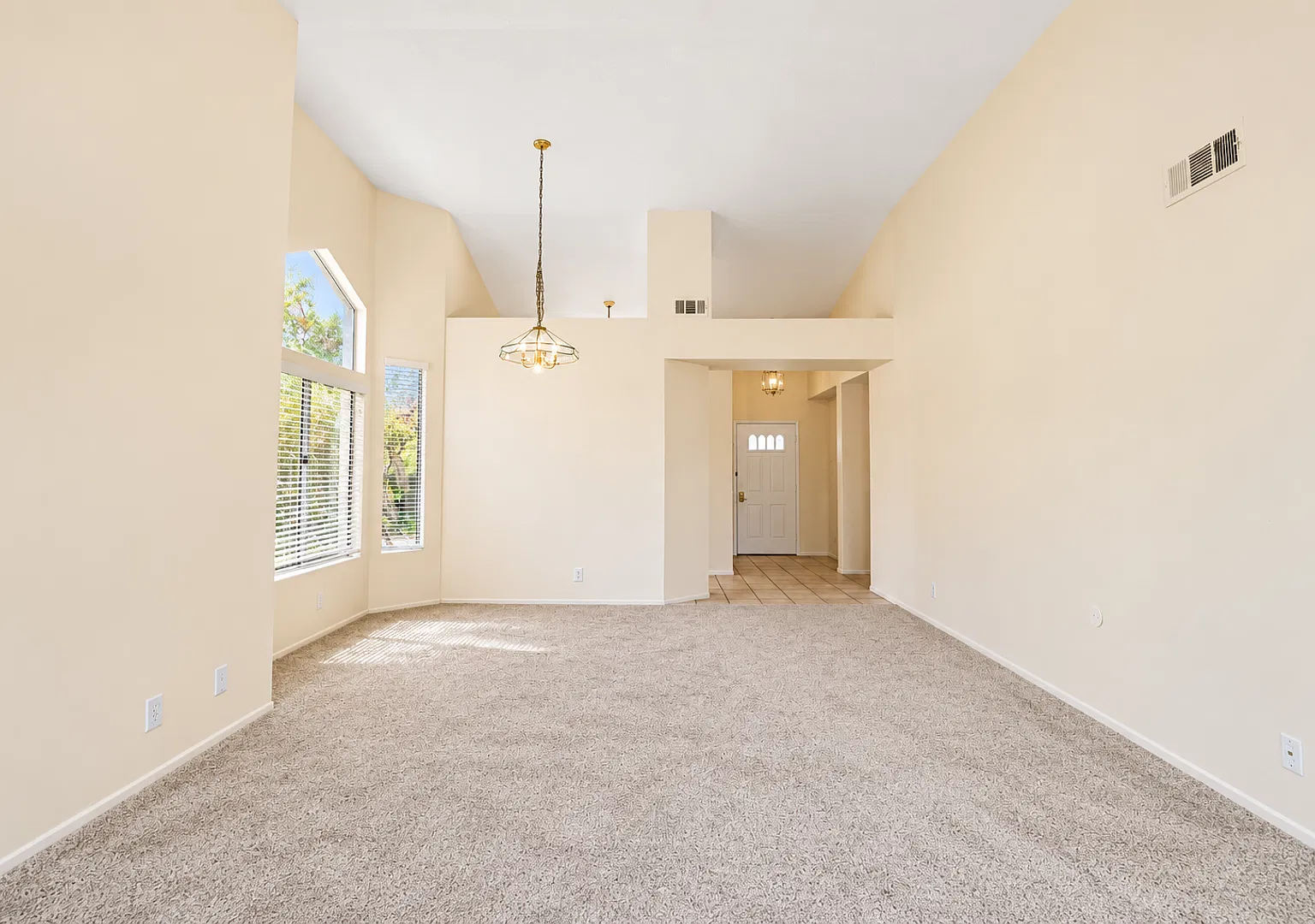 Beautiful Centrally Located Stonebrook Home — Photo 4
