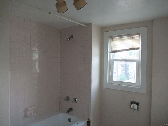 3rd image of 916 Illsley Dr