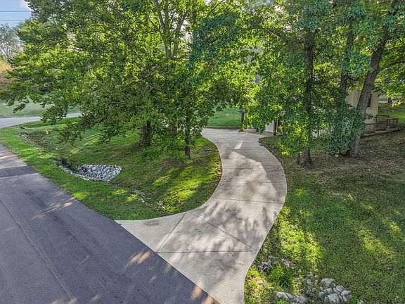 3rd image of 556 Briarwood Ct