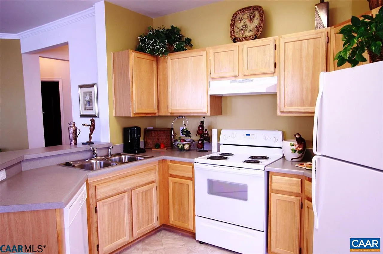 3 bed, 2.0 bath, 1423 sqft, $2,440 — Photo 1