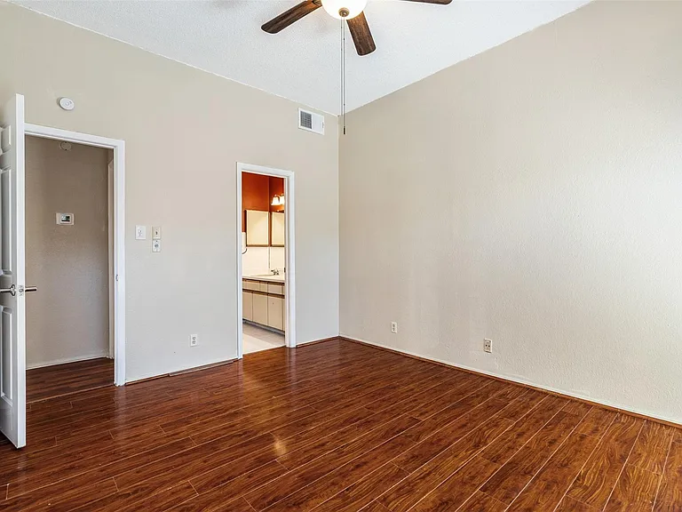 807 W 25th St #104 — Photo 16