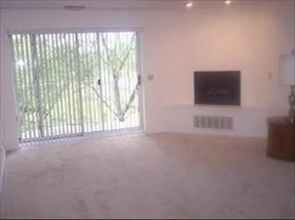 805 Leicester Rd #B211, Elk Grove Village, IL 60007