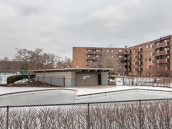 3rd image of 840 Wellington Ave Unit 509