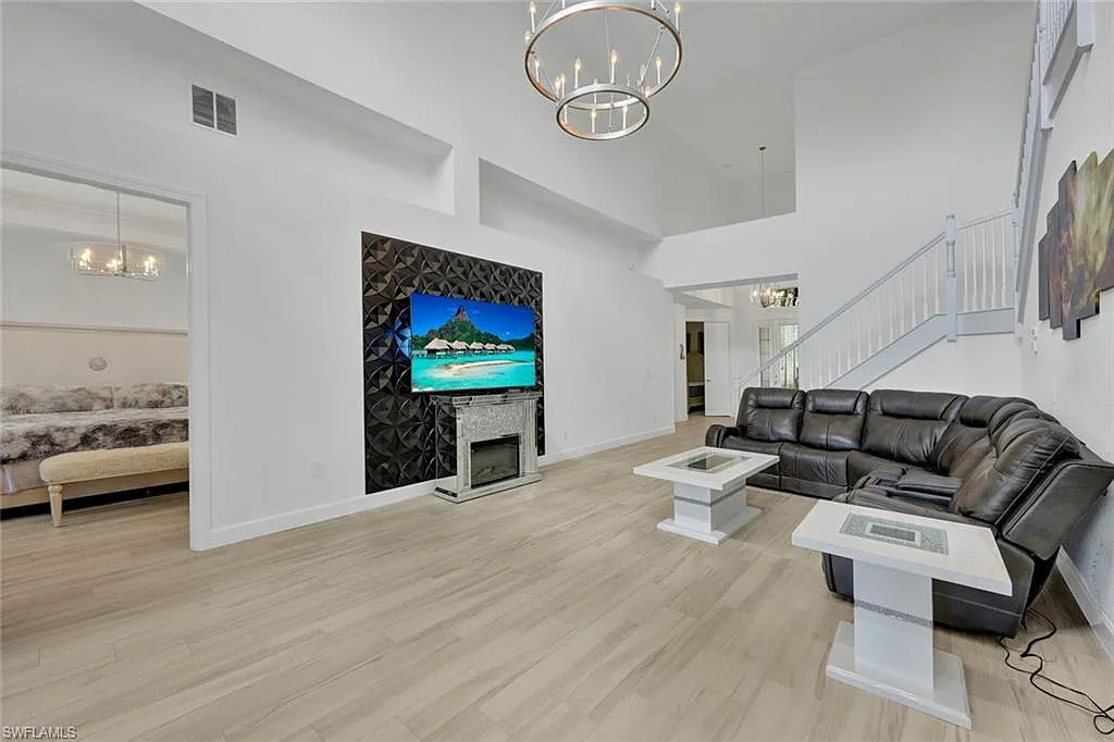 5 bed, 2.5 bath, 2637 sqft, $11,995 — Photo 2